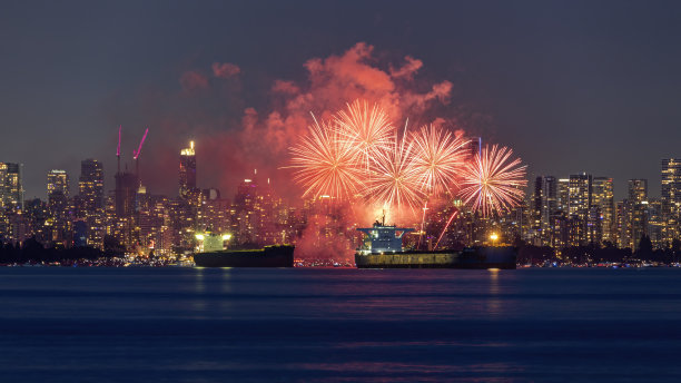 背景是城市风景的烟花图片下载