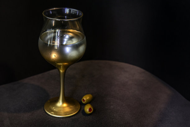 金色酒杯配两颗绿橄榄图片下载