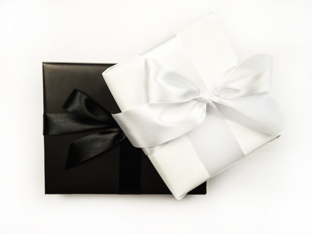 礼物白色和黑色的盒子，带蝴蝶结和信封。白色背景。节日的概念。圣诞节。新年。情人节。图片下载