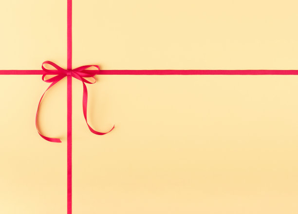 粉色丝带蝴蝶结孤立在黄色粉彩背景。图片下载