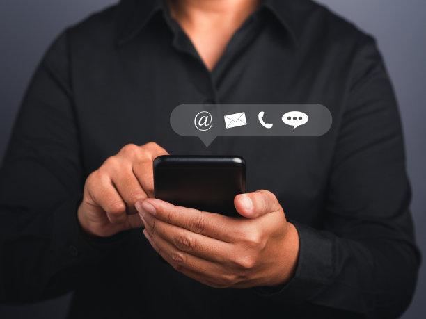 一个商人用智能手机的手图片下载