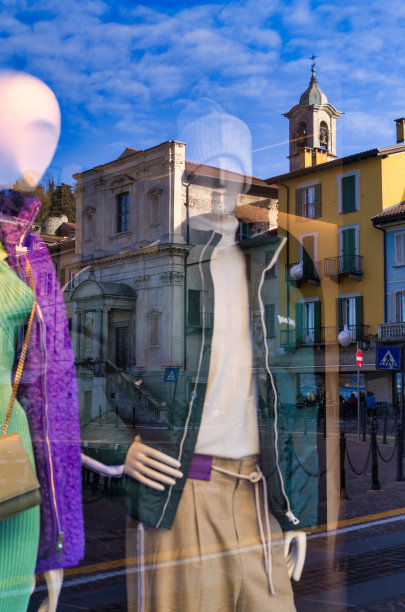 阿罗娜在一家服装店里沉思图片下载