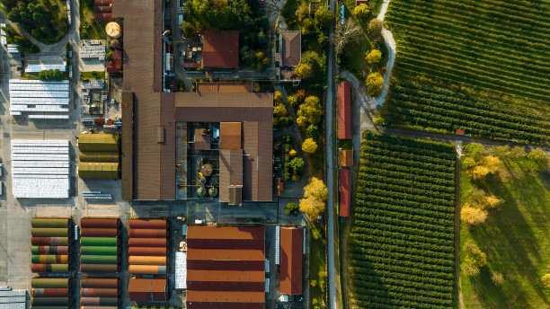 无人机拍摄的紧邻农业景观的工业区图片下载