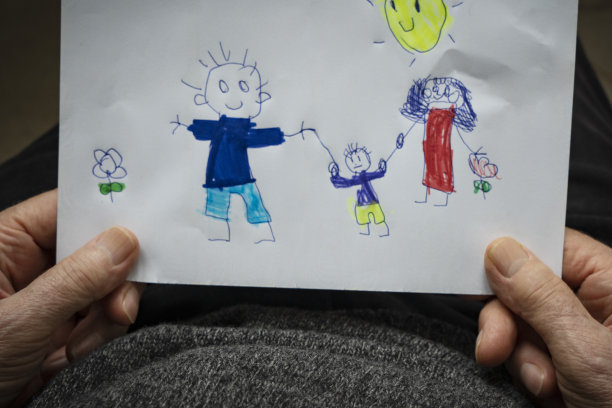 爷爷和家人抱着一间房子图片下载