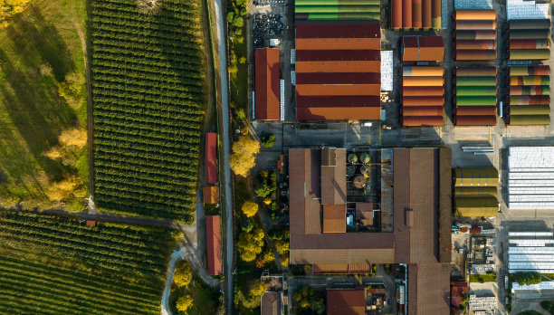 无人机拍摄的紧邻农业景观的工业区图片下载