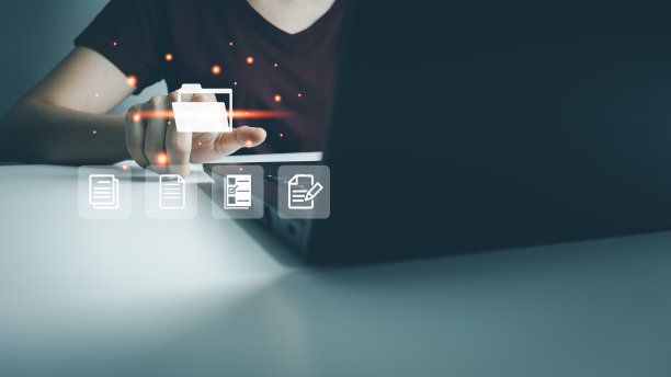 商务女士使用手指触摸屏文件夹管理文件，在线数据管理，文档管理系统DMS，访问文档文件具有安全性，结构设计文档，企业ERP图片下载