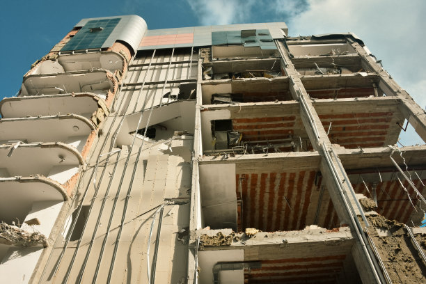 老建筑被拆除，为新建筑腾出空间。建筑及拆卸工地。图片下载