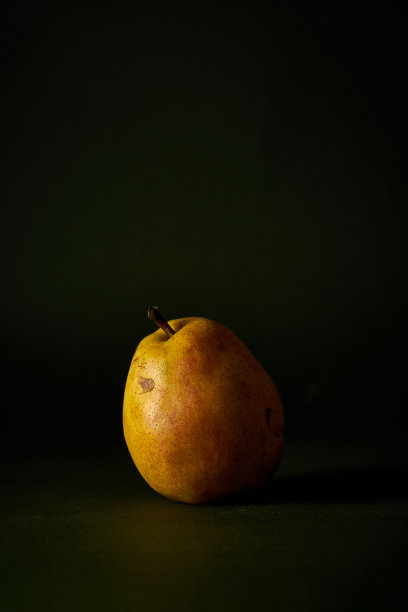 有机的，不完美的梨。不完美水果的概念海报。生态，而不是塑料。“零浪费”。图片下载