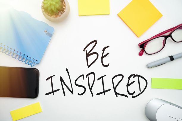 彩色插图的电话，眼镜，办公用品与启发文本在中间图片下载