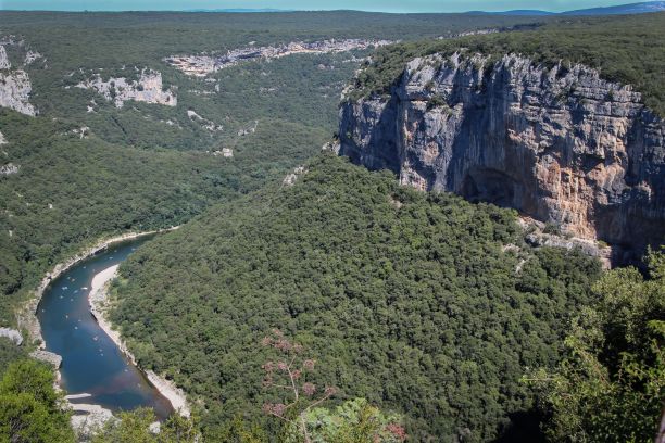 阿尔代什峡谷的照片，森林覆盖的峡谷和一条高山河流图片下载