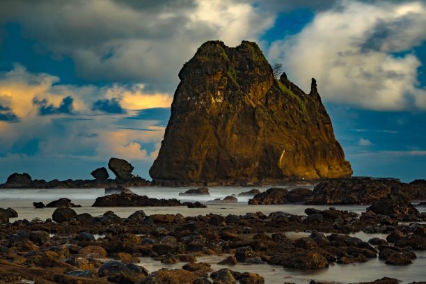 海上大悬崖的风景图片下载