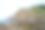 海边一座小山的美丽照片，黄色的岩石和绿色的草图片下载