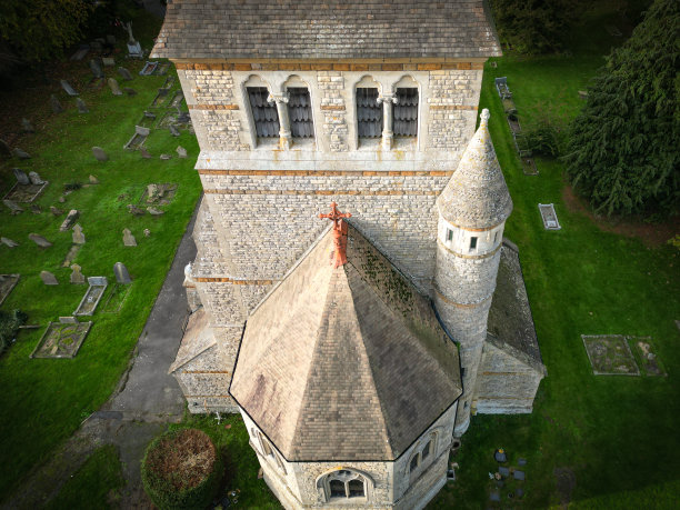 鸟瞰典型的英国教堂，展示其华丽的石雕设计。图片下载