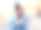 一个迷人的年轻女子坐在她的床上，在家里忍受着痛经。女性经期疼痛。图片下载