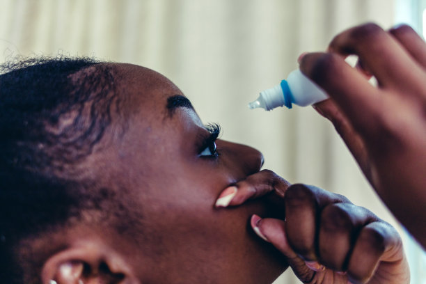 妇女使用滴眼液，妇女滴眼润滑剂治疗干眼症或过敏，患病妇女治疗眼球刺激或炎症，妇女遭受眼睛刺激，光学症状。图片下载