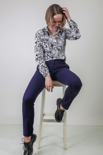 一个美丽的时尚女人的肖像在一个艺术商务套装在工作室图片下载