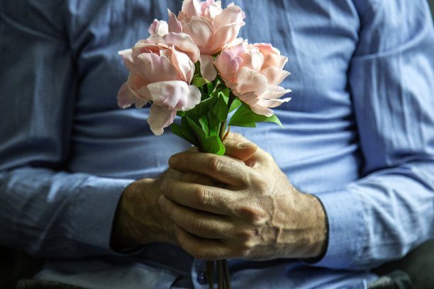 手里拿着粉红玫瑰的男人图片下载