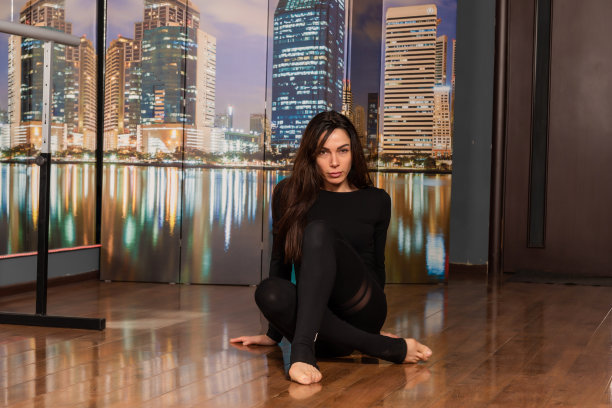 穿黑衣的女孩正在舞蹈室训练图片下载