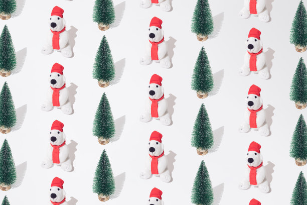 毛绒玩具北极熊与圣诞树图案。白色背景。最小的设计。图片下载