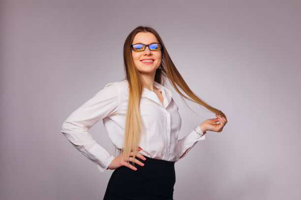 漂亮的女孩穿着职业装，戴着眼镜，握着她的手图片下载