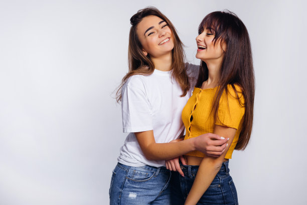朋友们在工作室里玩得很开心。白色背景的女孩。克罗图片下载
