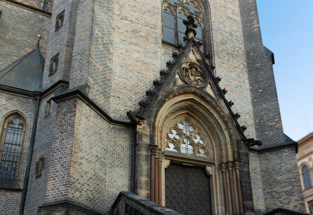 圣普罗科普教堂的入口，建于19世纪，带有新哥特式元素图片下载