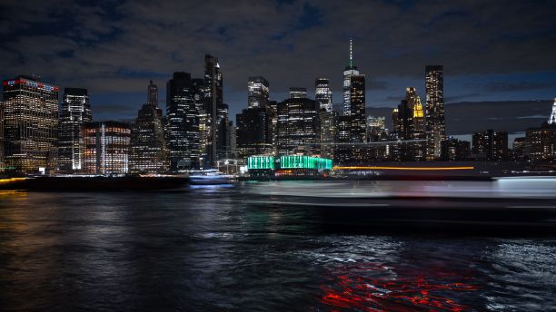 夜景布鲁克林被建筑物包围在海边的鸟瞰图图片下载