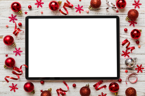 圣诞节网上购物从家庭平板电脑与空白白色显示顶视图。平板与复制空间彩色背景与圣诞装饰球，。寒假销售背景图片下载