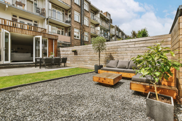 舒适的房子后面有一个小后院图片下载