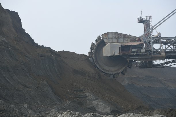 铲斗轮挖掘机在露天矿进行挖掘。露天矿上的大型挖掘机。图片下载