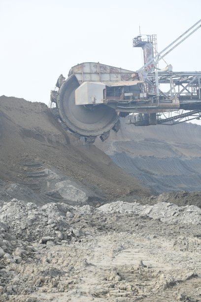 铲斗轮挖掘机在露天矿进行挖掘。露天矿上的大型挖掘机。图片下载