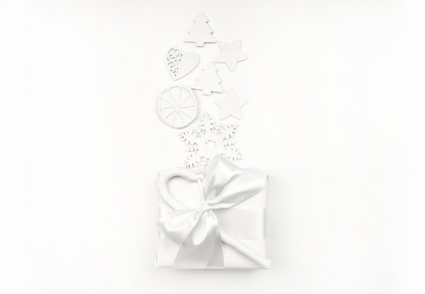 礼物白色的盒子与蝴蝶结在白色的背景。假日concept.Christmas。新年。图片下载