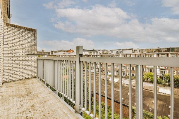 在舒适的房子里有宽敞的阳台图片下载