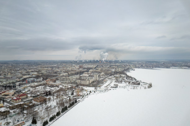从上面看，下塔吉尔市的路堤和冶金工厂的冬季景观。大城市的环境污染和空气问题。小星球球模式。图片下载