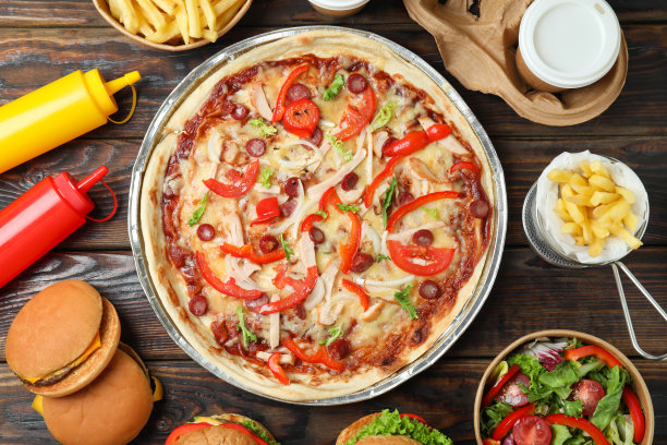 木桌上的快餐概念图片下载