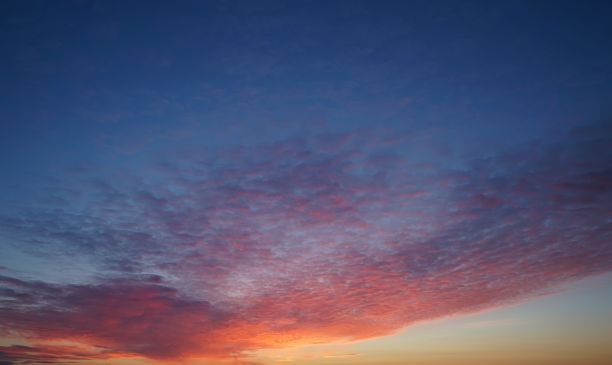 在橙色的日落时，美丽的天空和云彩图片下载