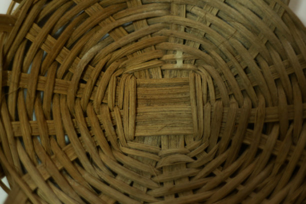 用竹子制成的容器或篮子的特写，印尼人通常称之为besek。竹篮是一种用竹编成的工艺品，用来做纪念品。图片下载