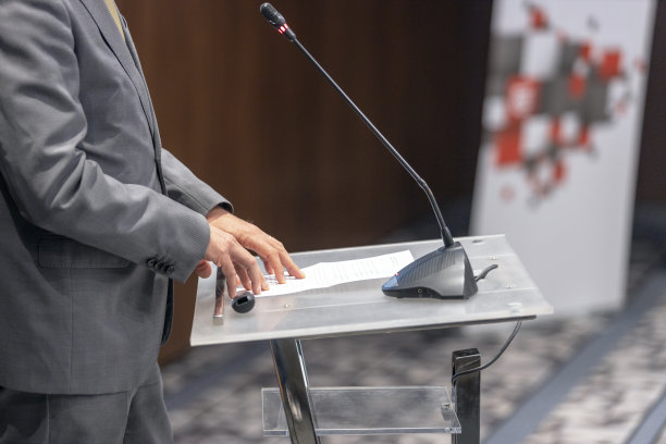 商务会议或简报会上的演讲者。公众演讲的概念。图片下载