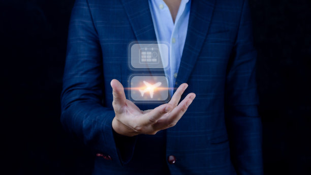 商人手持触摸，按触摸屏飞机按钮选择航班，商务飞机运输概念图片下载