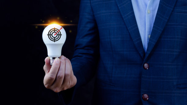 商人手持灯泡为概念新想法与虚拟靶和箭与复制空间设置商业目标目标概念。图片下载