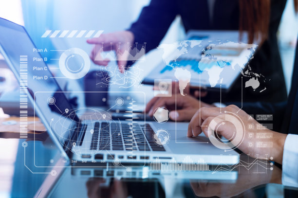 智能和业务分析与关键性能指标仪表盘的概念。创业编程作为金融科技的概念。业务团队会议。图为办公室的专业投资者图片下载