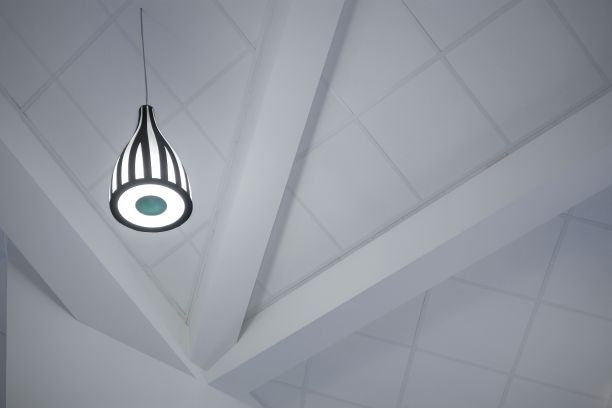 室内走廊上方白色天花板上悬挂的吊灯的3D效果图图片下载