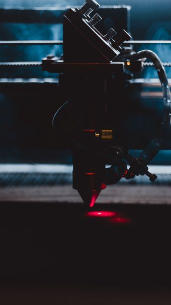 数控激光切割机的垂直特写镜头图片下载