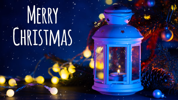 一盏圣诞灯放在节日的桌子上，一根圣诞树树枝和一个圆形的复古花环。圣诞贺卡横幅快乐图片下载