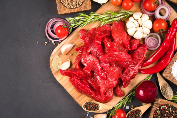 切碎的生牛肉或羊肉与调味，香草和蔬菜在黑暗的混凝土背景复制空间。有机小牛肉炖肉，azu或其他肉类主菜图片下载