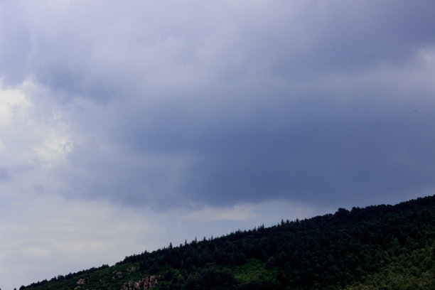 青山绿林山坡，深蓝多云天空景观图片下载