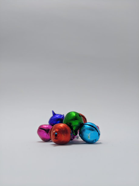 圆形钟孤立在白色背景。图片下载