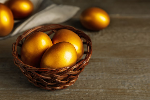 木桌上的金鸡蛋，特写。文本空间图片下载