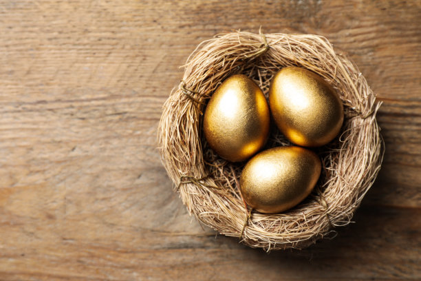 巢与金蛋在木桌，俯瞰。文本空间图片下载