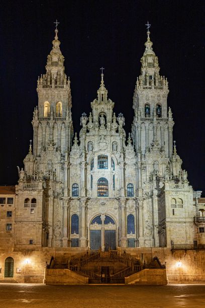 灯光照亮的圣詹姆斯大教堂夜景竖版照片图片下载